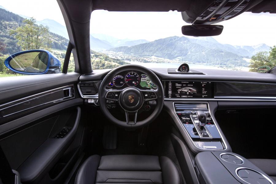 Торпедо Porsche Panamera Turbo 2016 года  (фото 23 из 53)